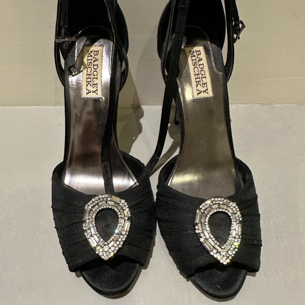 Evening shoe with ankle strap